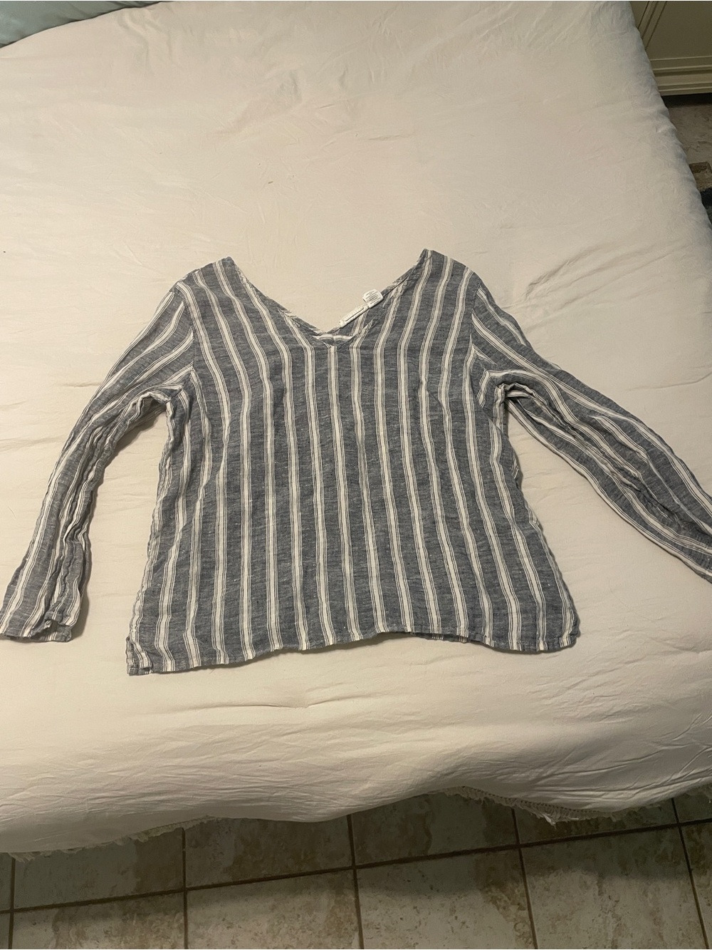 Christian Siriano 100% Linen V-neck woman’s top